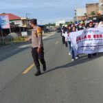 Bhabinkamtibmas Polsek Pasangkayu Lakukan Pengawalan Giat Jalan Santai Pgri Kecamatan Tikke Raya