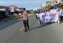 Bhabinkamtibmas Polsek Pasangkayu Lakukan Pengawalan Giat Jalan Santai Pgri Kecamatan Tikke Raya