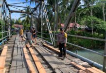 Bhabinkamtibmas Bergerak! Gotong Royong Memperbaiki Jembatan Demi Keselamatan Warga