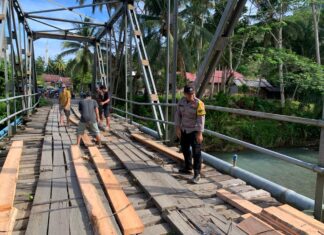 Bhabinkamtibmas Bergerak! Gotong Royong Memperbaiki Jembatan Demi Keselamatan Warga