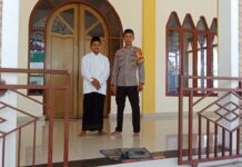 Sholat Jumat Aman dan Lancar, Bhabinkamtibmas Sarudu Lakukan Pengamanan di Masjid Al Mujahidin