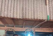 Sambang Humanis, Bhabinkamtibmas Baras Berikan Sarung Ibadah kepada Warga