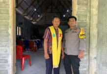 Bhabinkamtibmas Bambalamotu Hadir Beri Rasa Aman pada Ibadah Minggu di Gereja Toraja Pasangkayu