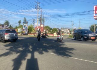 Pagi yang Penuh Kepedulian: Sat Lantas Polres Pasangkayu Hadir Mengatur Jalan, Menjaga Setiap Langkah Masyarakat”