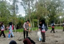 “Bhabinkamtibmas dan Pelajar Bergandengan Tangan: Bersihkan Pantai, Tanamkan Cinta Lingkungan Sejak Dini”