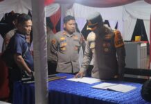 Kapolres Pasangkayu Cek Pos Pam Baras Ops Lilin Marano 2025 dan Berikan Bingkisan Kepada Personel