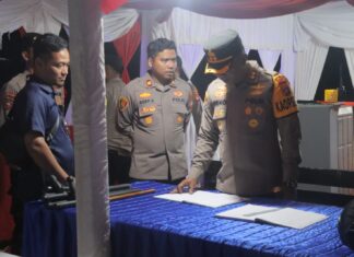 Kapolres Pasangkayu Cek Pos Pam Baras Ops Lilin Marano 2025 dan Berikan Bingkisan Kepada Personel