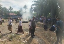 Bhabinkamtibmas Polsek Pasangkayu Hadiri dan Amankan Prosesi Ngaben Warga Kelurahan Martajaya