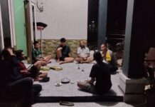 Jelang Tahun Baru, Bhabinkamtibmas Baras Polres Pasangkayu Sambangi Tokoh Masyarakat dan Ajak Warga Jaga Kamtibmas