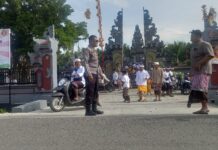 Bhabinkamtibmas Pasangkayu Amankan Sembahyang Hari Raya Kuningan, Ratusan Umat Hindu Beribadah dengan Khidmat