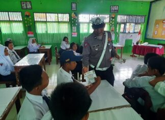 Unit Kamsel Sat Lantas Polres Pasangkayu Laksanakan Sosialisasi dan Himbauan Tertib Berlalu Lintas di SMPN 1 Pedanda