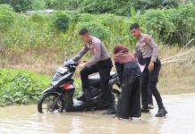 Sigap dan Humanis, Personel Polres Pasangkayu Bantu Pengendara Terjebak Genangan Banjir