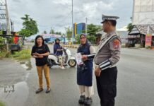 Unit Kamsel Sat Lantas Polres Pasangkayu Edukasi Pengendara, Bagi Brosur Tertib Berlalu Lintas di Jalan Diponegoro