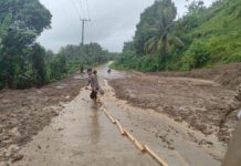 Bersama Warga, Bhabinkamtibmas Polsek Bambalamotu Polres Pasangkayu Tangani Tanah Longsor di Dusun Ujuna Baru