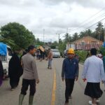 Di Tengah Duka, Bhabinkamtibmas Polsek Sarudu Setia Mengawal Perjalanan Terakhir Warga Binaannya