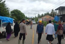 Di Tengah Duka, Bhabinkamtibmas Polsek Sarudu Setia Mengawal Perjalanan Terakhir Warga Binaannya