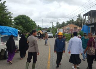 Di Tengah Duka, Bhabinkamtibmas Polsek Sarudu Setia Mengawal Perjalanan Terakhir Warga Binaannya