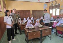 Bhabinkamtibmas Polsek Bambalamotu Pantau Pemberian Makan Bergizi di Sarjo, Dukung Generasi Sehat dan Cerdas