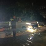 Sigap di Tengah Malam, Bhabinkamtibmas Polsek Pasangkayu Atur Lalu Lintas dan Pantau Luapan Air di Poros Trans Sulawesi