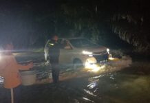 Sigap di Tengah Malam, Bhabinkamtibmas Polsek Pasangkayu Atur Lalu Lintas dan Pantau Luapan Air di Poros Trans Sulawesi