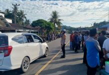 Bhabinkamtibmas Polsek Bambalamotu Laksanakan Pengamanan dan Pengawalan Jenazah di Desa Randomayang