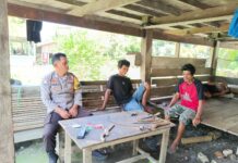 Dekatkan Diri dengan Warga, Bhabinkamtibmas Polsek Sarudu Laksanakan Sambang dan Himbauan Kamtibmas di Desa Benggaulu