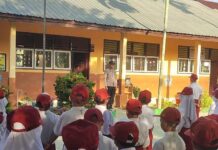 Menanamkan Disiplin Sejak Dini, Bhabinkamtibmas Bambalamotu Hadir Membina Upacara di SDN Salunggaluku