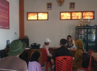 Bhabinkamtibmas Polsek Bambalamotu Lakukan Mediasi Sengketa Batas Lahan Kebun Warga di Desa Randomayang