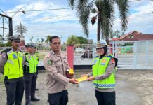 Si Dokkes Polres Pasangkayu Bagikan Vitamin, Jaga Stamina Personel Sat Lantas Saat Bertugas di Jalan Trans Sulawesi