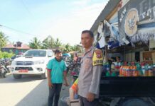 Bhabinkamtibmas Polsek Sarudu Pantau Aktivitas Warga dan Amankan Arus Lalu Lintas di Pasar Tradisional Benggaulu