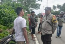Bhabinkamtibmas Polsek Pasangkayu Datangi TKP Laka Lantas di Dusun Sulu, Bantu Gakkum Sat Lantas Lancarkan Arus Lalu Lintas