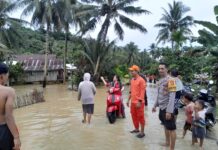 Curah Hujan Tinggi, Bhabinkamtibmas Pasangkayu Pantau Banjir di Desa Ako