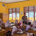 Bhabinkamtibmas Polsek Bambalamotu Pantau Pemberian Makan Bergizi Gratis di Desa Letawa