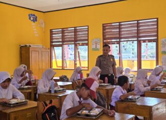 Bhabinkamtibmas Polsek Bambalamotu Pantau Pemberian Makan Bergizi Gratis di Desa Letawa