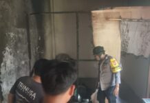 Sigap, Personel Polsek Baras Datangi TKP Kebakaran Rumah di Dusun Burangge