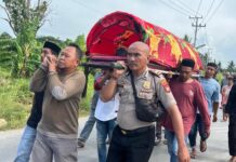Kapolsek Pasangkayu Turut Mengusung Jenazah Warga, Wujud Empati Polri di Tengah Duka