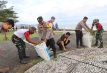 Polres Pasangkayu Bersama TNI, Forkopimda dan Pelajar Gotong Royong Bersihkan Pantai Anjungan Pasangkayu