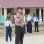 Edukasi Kamtibmas di Sekolah, Bhabinkamtibmas Polsek Bambalamotu Jadi Pembina Upacara