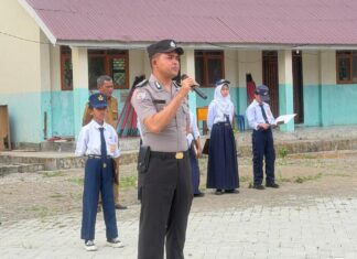 Edukasi Kamtibmas di Sekolah, Bhabinkamtibmas Polsek Bambalamotu Jadi Pembina Upacara