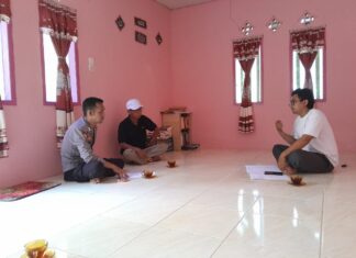 Bhabinkamtibmas Polsek Pasangkayu Laksanakan Sambang dan Himbauan Terkait Rencana Aksi Penutupan Jalan