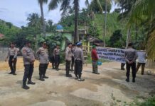 Personel Polres Pasangkayu Amankan Aksi Unjuk Rasa Aliansi Pemuda dan Masyarakat Tananodo di Jalan PT TSL