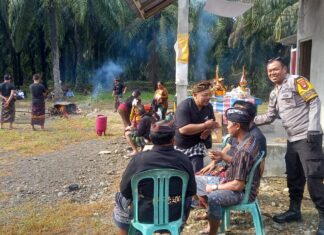 Bhabinkamtibmas Polsek Pasangkayu YANMAS Kawal Prosesi Ngaben Warga Martajaya, Wujudkan Rasa Aman dan Toleransi