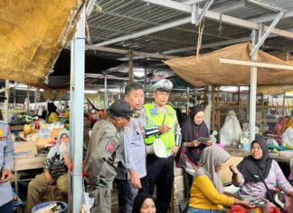 Sat Lantas Polres Pasangkayu Gencarkan Operasi Keselamatan Marano di Pasar Smart, Edukasi Warga Pentingnya Helm SNI