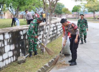 Sinergitas TNI–Polri, Forkopimda dan Masyarakat Bersihkan Pantai Anjungan Pasangkayu, Wujud Kepedulian Lingkungan