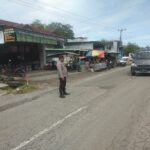Bhabinkamtibmas Polsek Sarudu Laksanakan PAM dan Pengaturan Lalin di Pasar Tradisional, Wujud Pelayanan Prima kepada Masyarakat