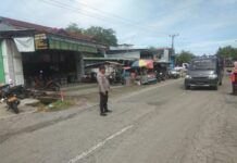 Bhabinkamtibmas Polsek Sarudu Laksanakan PAM dan Pengaturan Lalin di Pasar Tradisional, Wujud Pelayanan Prima kepada Masyarakat