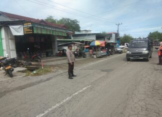 Bhabinkamtibmas Polsek Sarudu Laksanakan PAM dan Pengaturan Lalin di Pasar Tradisional, Wujud Pelayanan Prima kepada Masyarakat
