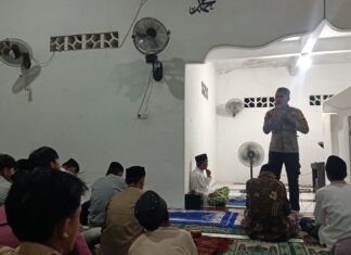 Bhabinkamtibmas Polsek Bambalamotu Shalat Tarawih Bersama Warga, Sampaikan Himbauan Kamtibmas di Masjid Nurul Taqwa