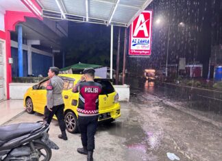 Diguyur Cuaca Tak Bersahabat, Samapta Polres Pasangkayu Tetap Siaga Patroli Malam, Jaga Kamtibmas Ramadhan Tetap Kondusif