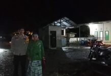 Malam Kedua Ramadhan, Bhabinkamtibmas Polsek Bambalamotu Amankan Shalat Tarawih di Masjid Al-Anshar